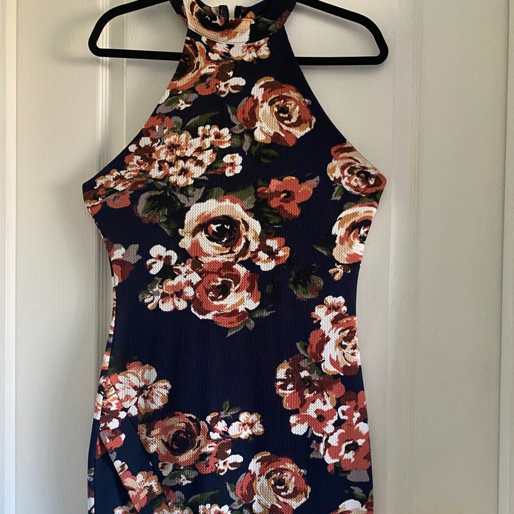 Halter-Neckline Stretch floral body-con dress.